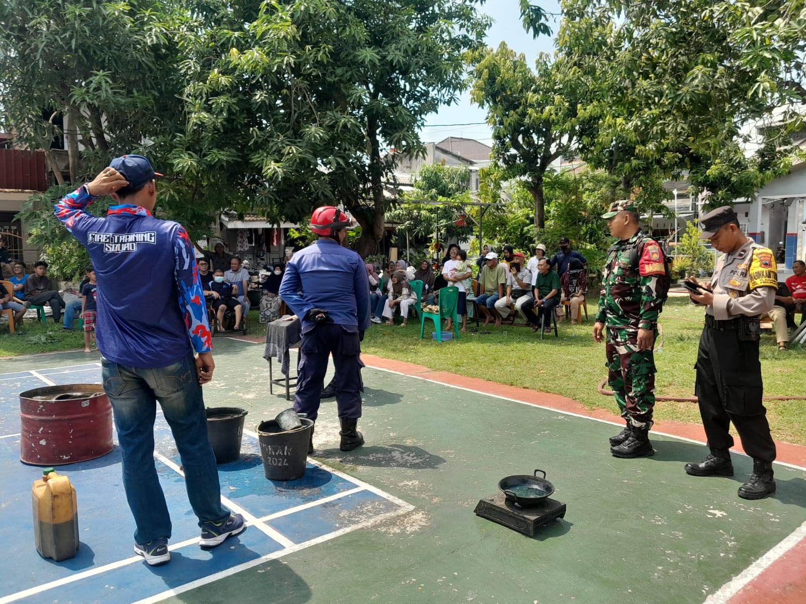 Warga Tlogomulyo mendapatkan pelatihan memadamkan api (foto: Polsek Pedurungan)