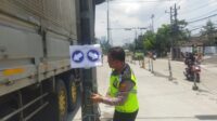 Polisi memasang rambu tambahan di ujung Jalan Fatmawati (foto: Polsek Pedurungan) Polisi memasang rambu tambahan di ujung Jalan Fatmawati (foto: Polsek Pedurungan)