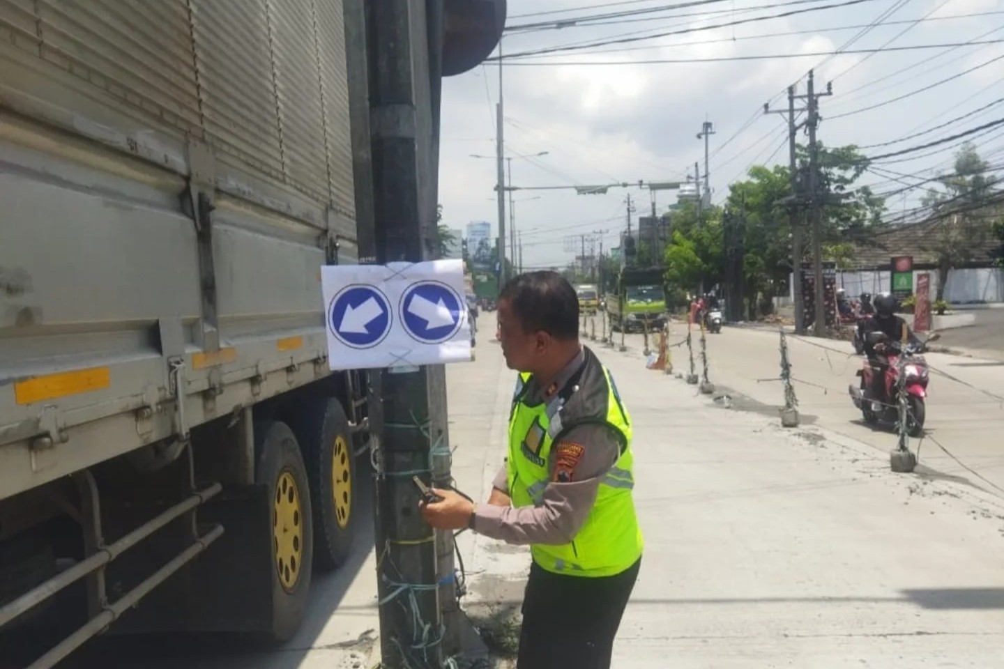 Polisi memasang rambu tambahan di ujung Jalan Fatmawati (foto: Polsek Pedurungan)