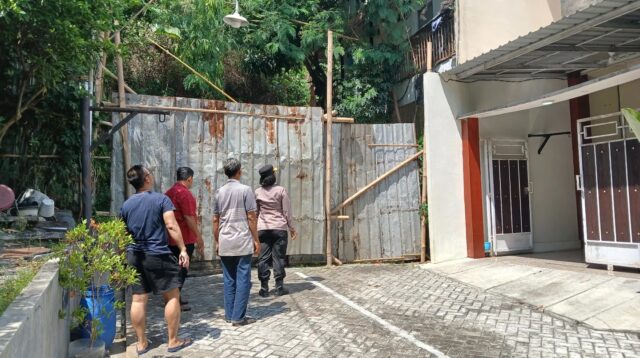 Seorang warga Perumaha Sinar Waluyo tutup jalan umum (foto: Polsek Tembalang)
