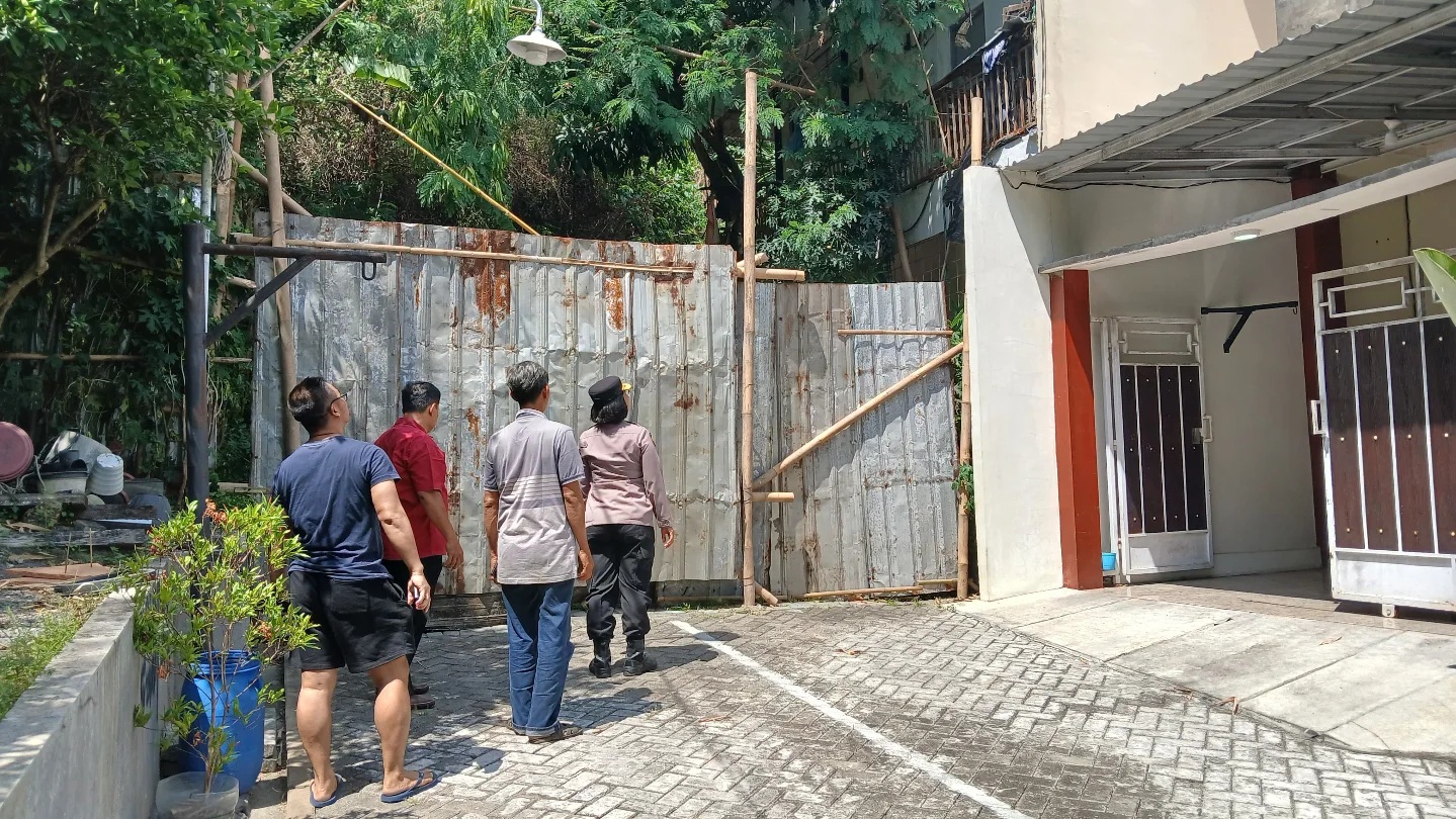 Seorang warga Perumaha Sinar Waluyo tutup jalan umum (foto: Polsek Tembalang)