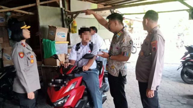 Polisi mengedukasi pelajar di SMA Negeri 15 Semarang (foto: Polsek Tembalang)