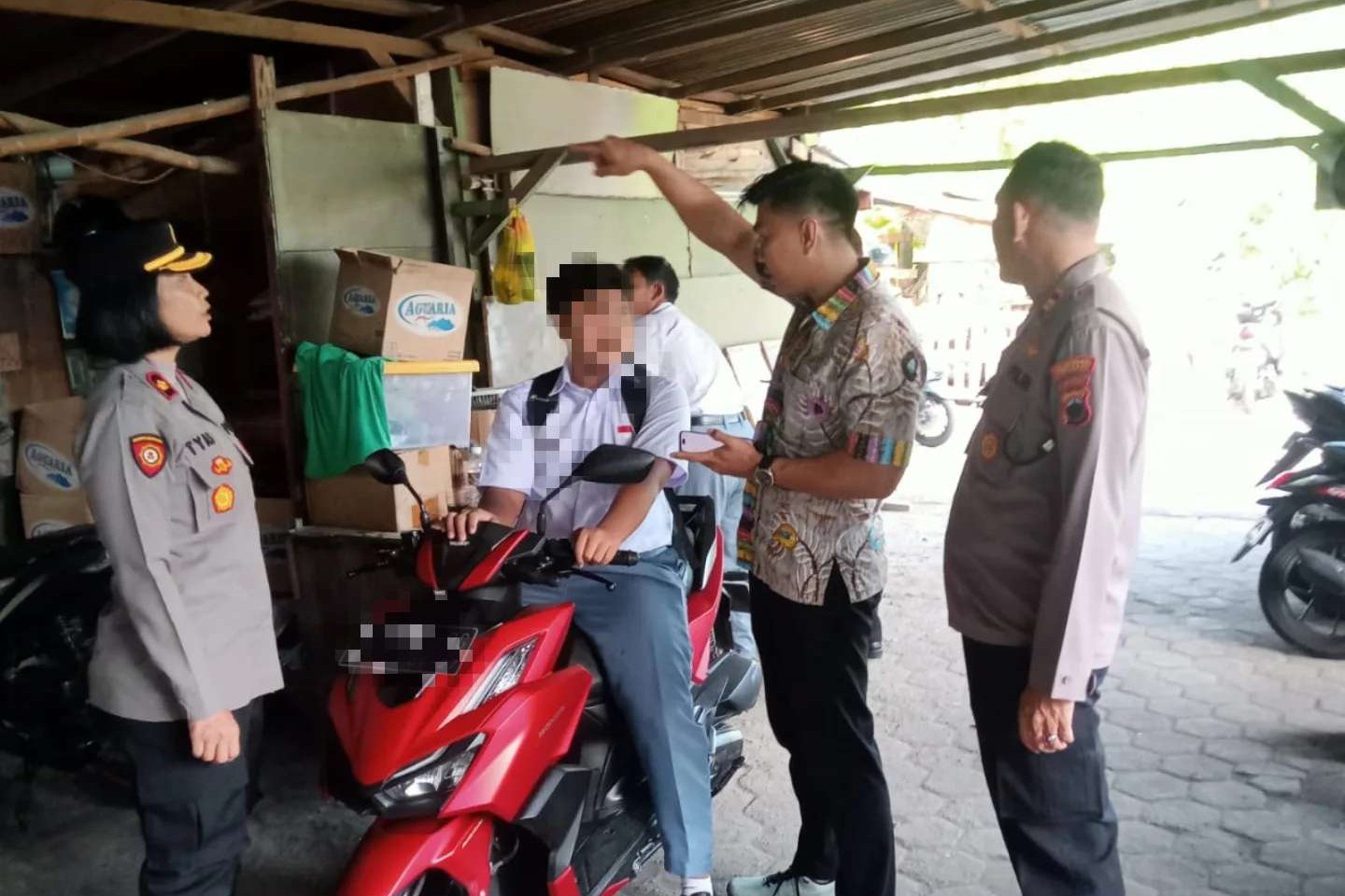 Polisi mengedukasi pelajar di SMA Negeri 15 Semarang (foto: Polsek Tembalang)