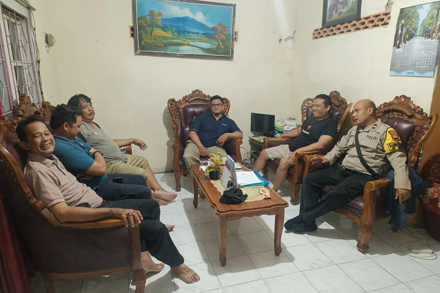 Mediasi di Kelurahan Tandang soal parkir pinggir jalan (foto: Polsek Tembalang) Mediasi di Kelurahan Tandang soal parkir pinggir jalan (foto: Polsek Tembalang)