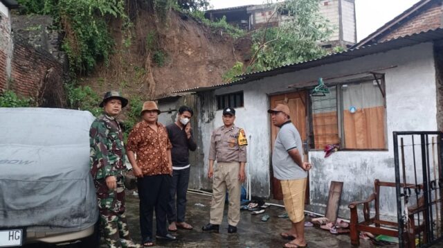 Tebing longsor di Jangli, Kamis 30 Oktober 2025 (foto; Polsek Tembalang) Tebing longsor di Jangli, Kamis 30 Oktober 2025 (foto; Polsek Tembalang)