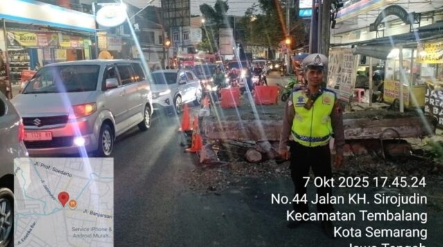 Perbaikan Jalan Sirojuddin yang ambles (foto: Polsek Tembalang)