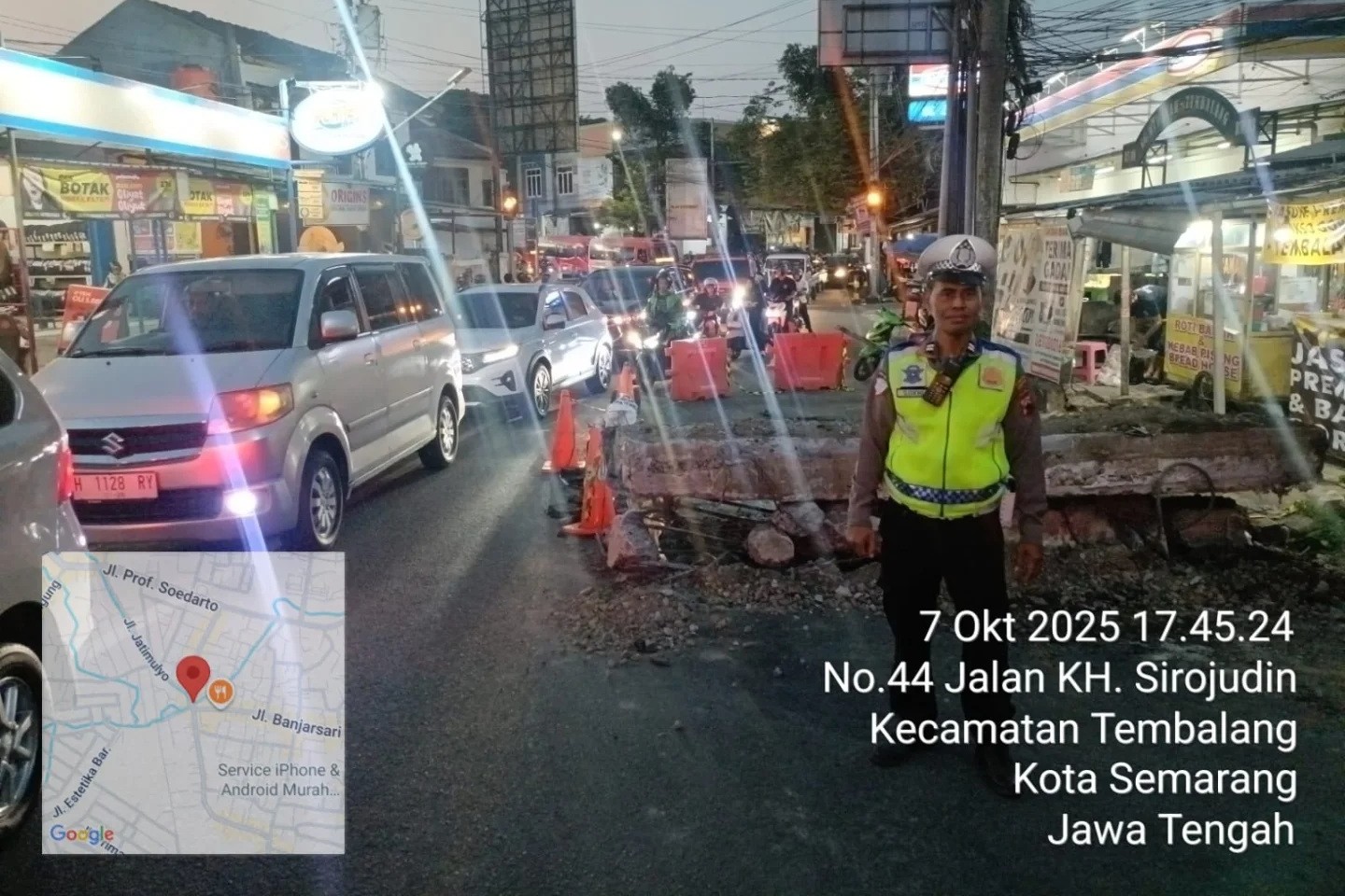 Perbaikan Jalan Sirojuddin yang ambles (foto: Polsek Tembalang)