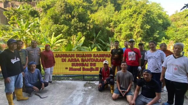 Sungai di Srondol Kulon jadi tempat membuang sampah (foto: Polsek Banyumanik)