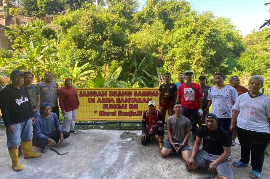 Sungai di Srondol Kulon jadi tempat membuang sampah (foto: Polsek Banyumanik)