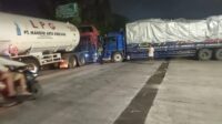 Truk tronton melintang di Jalan Brigjend Sudiarto Rabu 29 Oktober 2025 petang (foto: Polsek Pedurungan) Truk tronton melintang di Jalan Brigjend Sudiarto Rabu 29 Oktober 2025 petang (foto: Polsek Pedurungan)