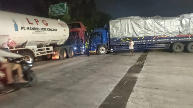 Truk tronton melintang di Jalan Brigjend Sudiarto Rabu 29 Oktober 2025 petang (foto: Polsek Pedurungan) Truk tronton melintang di Jalan Brigjend Sudiarto Rabu 29 Oktober 2025 petang (foto: Polsek Pedurungan)
