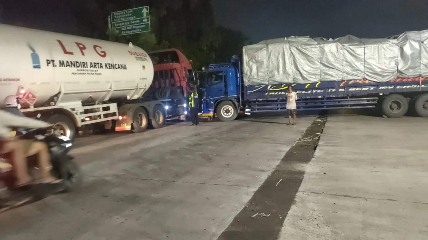 Truk tronton melintang di Jalan Brigjend Sudiarto Rabu 29 Oktober 2025 petang (foto: Polsek Pedurungan) Truk tronton melintang di Jalan Brigjend Sudiarto Rabu 29 Oktober 2025 petang (foto: Polsek Pedurungan)