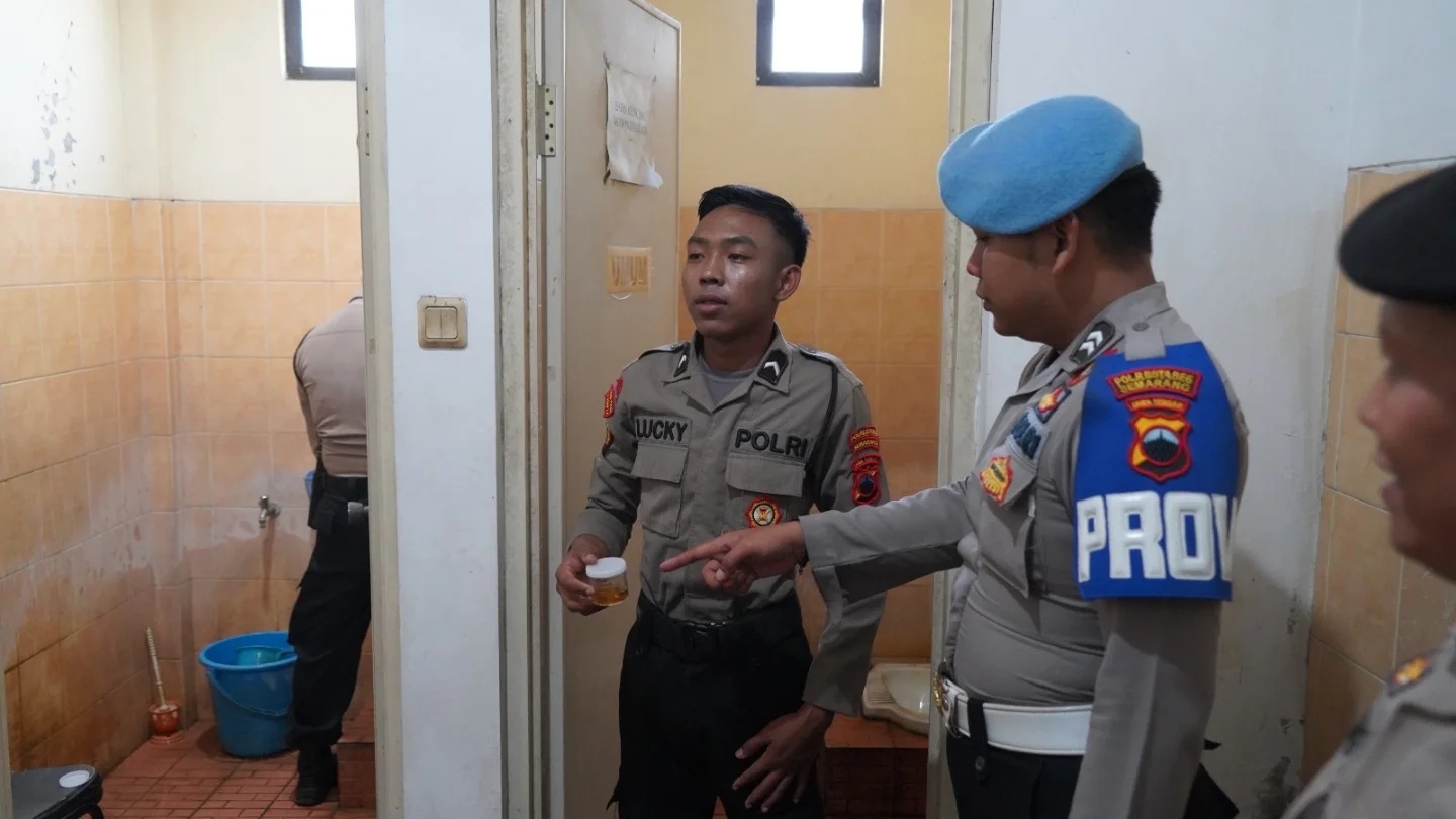 Tes urine personel Polrestabes Semarang