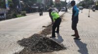 Polisi bantu urug jalan Fatmawati (foto: Polsek Pedurungan) Polisi bantu urug jalan Fatmawati (foto: Polsek Pedurungan)
