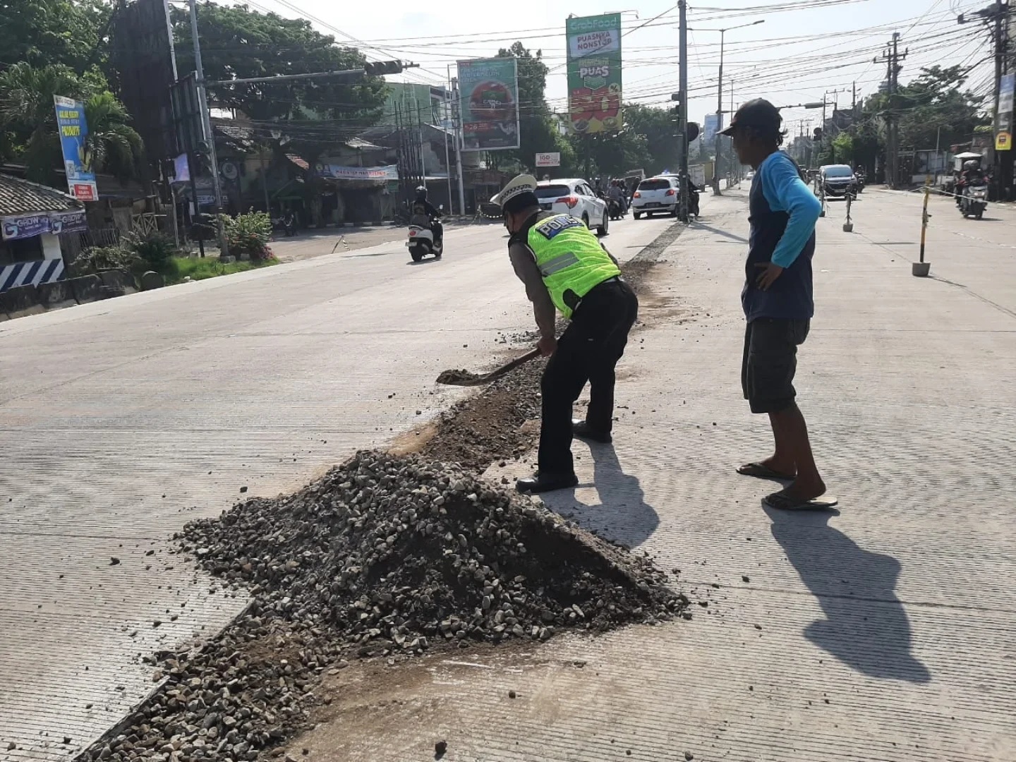 Polisi bantu urug jalan Fatmawati (foto: Polsek Pedurungan)