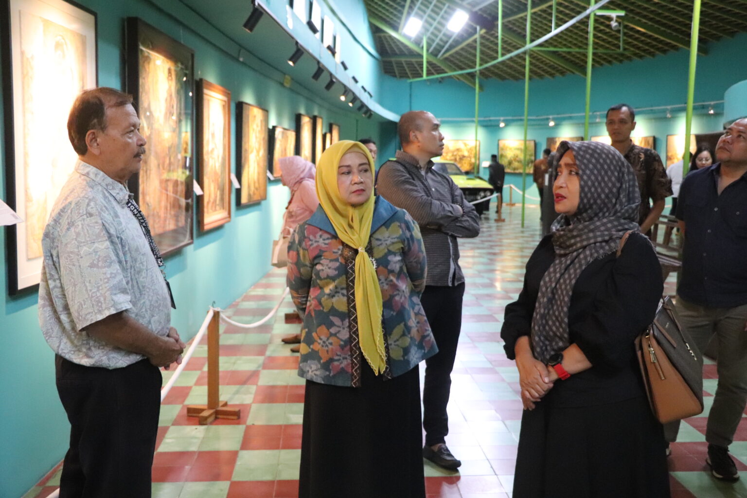 Anggota Komisi B DPRD Jateng melihat karya Affandi di Museum Affandi