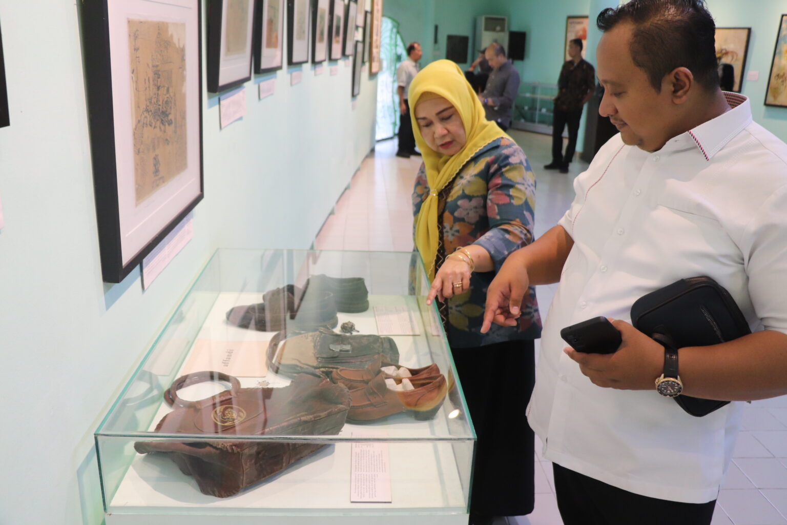 Anggota Komisi B DPRD Jateng melihat karya Affandi di Museum Affandi
