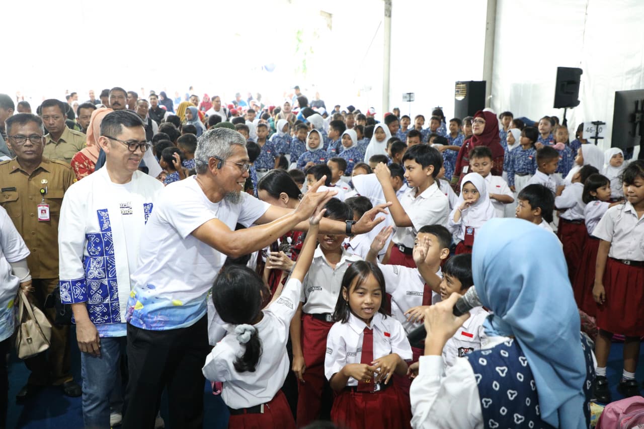 Sekda Jateng Sumarno dan Kepala Perwakilan BI Jateng Rahmat Dwisaputra dalam acara Central Java Fish Market (CJFM) 2025, Selasa 11 November 2025 (foto: Pemprov Jateng)