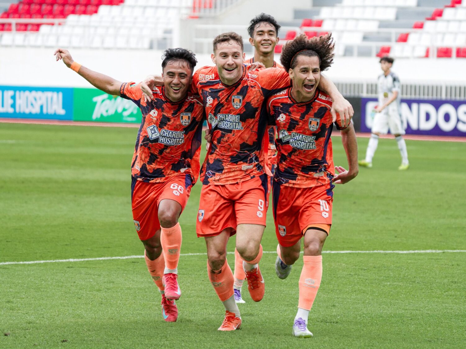 Kendal Tornado FC rayakan kemenangan atas Persipura. (matasemarang.com/Lia Dina)