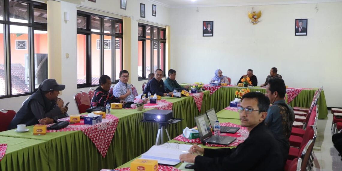 Komisi D DPRD Provinsi Jateng menindaklanjuti LHP BPK soal proges Paket Peningkatan Jalan Bandungsari-Salem di Balai Bina Marga Wilayah Tegal, Kabupaten Tegal, Jumat 30 Oktober 2025