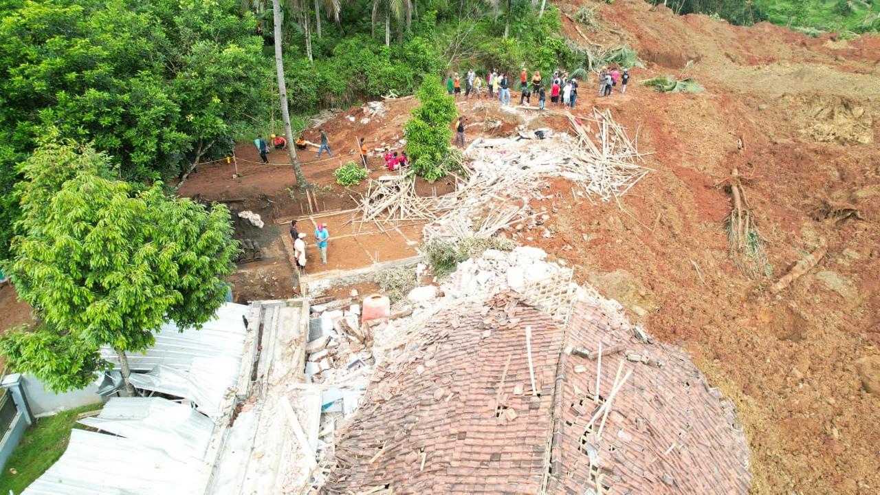 Longsor terjadi di Cilacap pada 13 November 2025 (foto: Pemprov Jateng)