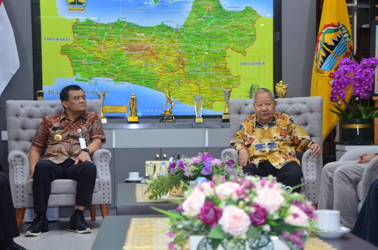 Gubernur Jateng Ahmad Luthfi bertemu dengan Ketua Apindo Jawa Tengah Frans Kongi bahas UMP dan UMPS 2026 (foto: Pemprov Jateng)