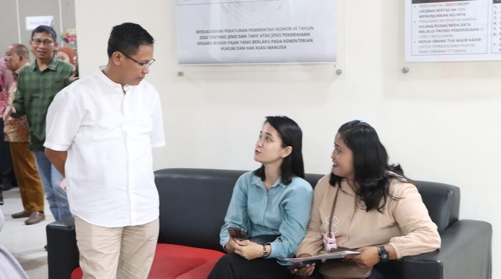 Komisi A DPRD Jateng saat melihat bentuk pelayanan dari MPP Banyumas. (foto: DPRD Jateng)