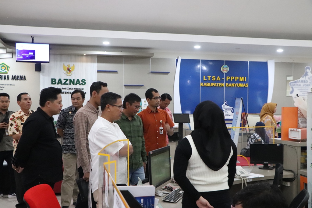 Komisi A DPRD Jateng saat melihat bentuk pelayanan dari MPP Banyumas. (foto: DPRD Jateng) Komisi A DPRD Jateng saat melihat bentuk pelayanan dari MPP Banyumas. (foto: DPRD Jateng)