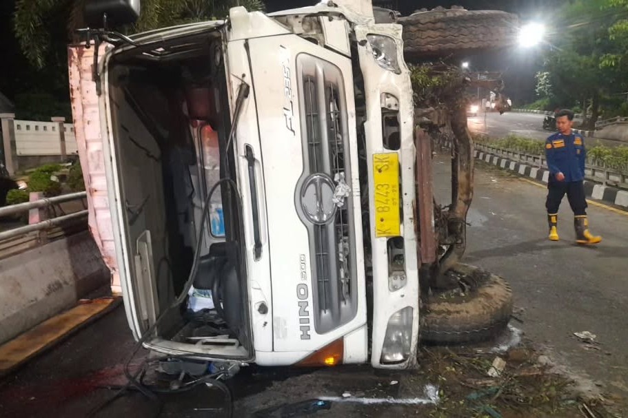Kecelakaan truk di Gombel Baru, Jumat 28 November 2025 (foto: Polsek Banyumanik)