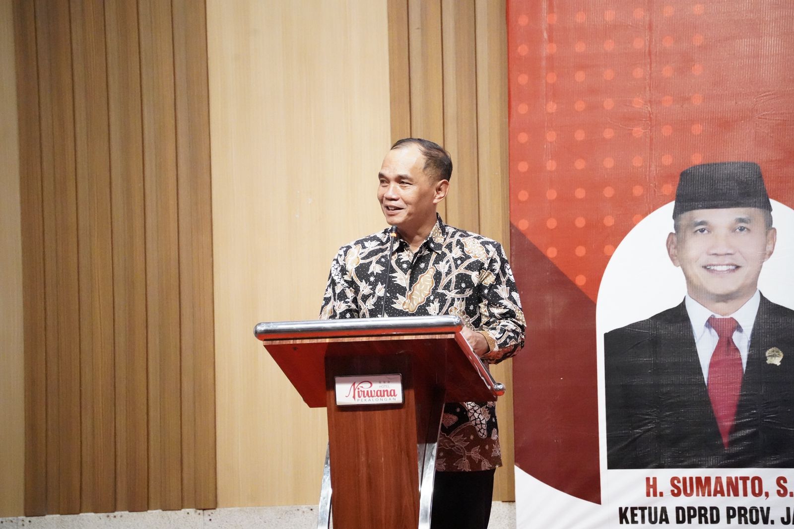 Seminar "Membaca Ulang Demokrasi, Kepercayaan Publik, Gerakan Generasi Muda, dan Tantangan Legitimasi Pemerintah" yang digelar di Ballroom Hotel Nirwana Pekalongan, Jumat, 31 Oktober 2025. Seminar "Membaca Ulang Demokrasi, Kepercayaan Publik, Gerakan Generasi Muda, dan Tantangan Legitimasi Pemerintah" yang digelar di Ballroom Hotel Nirwana Pekalongan, Jumat, 31 Oktober 2025.