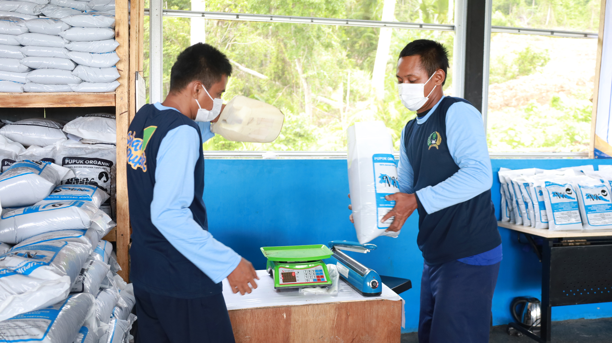 Pelatihan pembuatan pupuk organik di Lapas Nusakambangan (foto: Humas Unsoed) Pelatihan pembuatan pupuk organik di Lapas Nusakambangan (foto: Humas Unsoed)