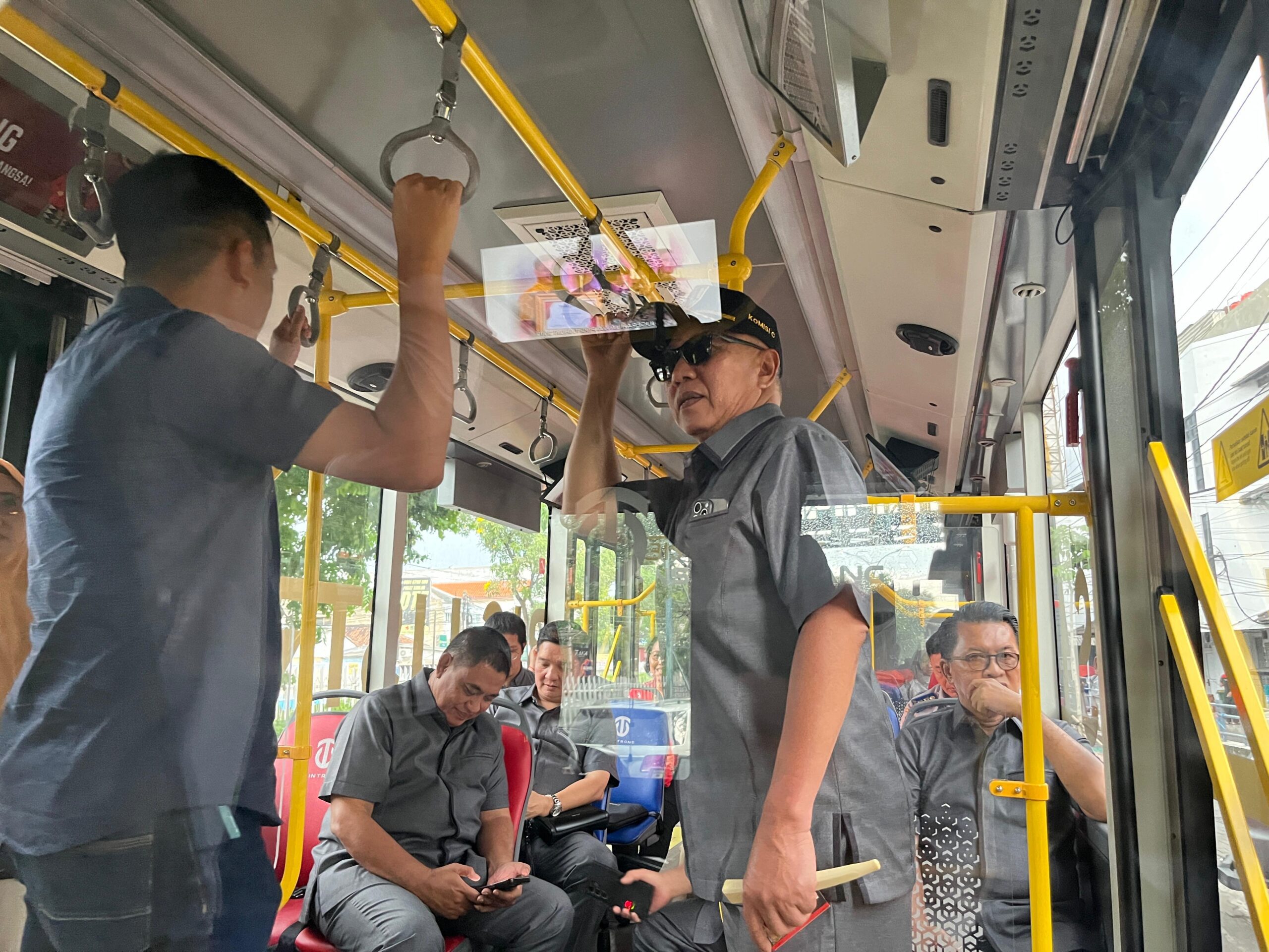 Komisi C DPRD Kota Semarang mencoba bus listrik Trans Semarang, Kamis 6 November 2025 (matasemarang.com/ Ade Lukmono)
