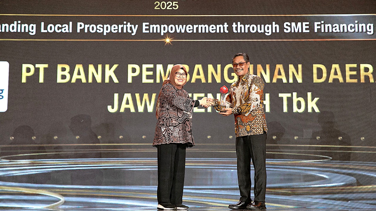 Bank Jateng meraih penghargaan bergengsi di CNN Indonesia Awards 2025 (foto: Bank Jateng)