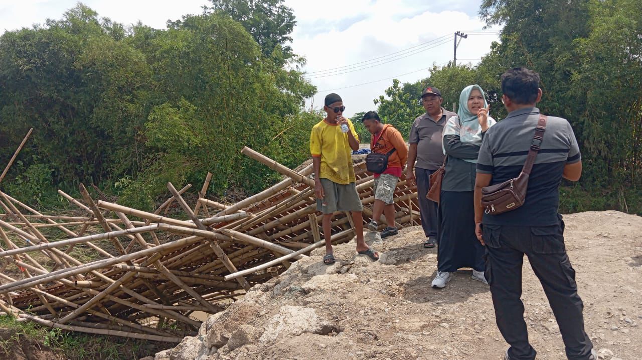 Anggota Komisi C DPRD Kota semarang meninjau Jembatan Metro 2 yang hanyut. (matasemarang.com/Lia Dina)