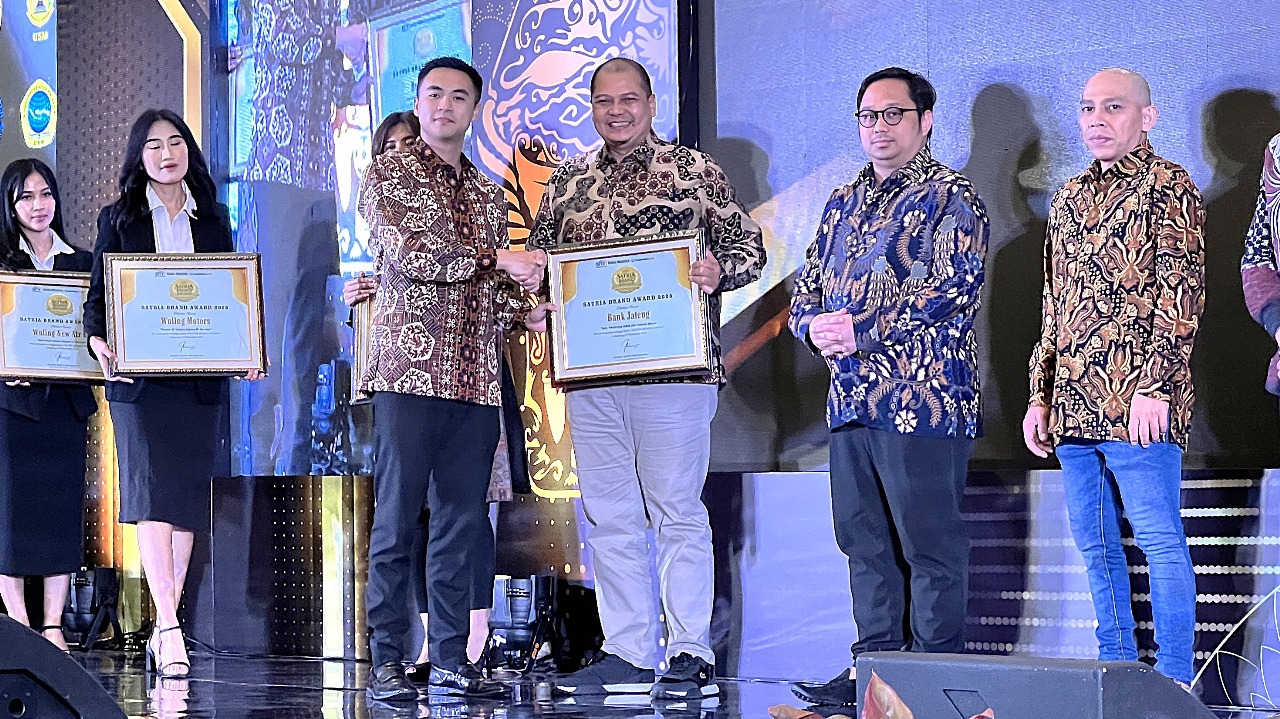 Bank Jateng terima penghargaan dalam Satria Brand Award 2025 (foto: Bank Jateng)
