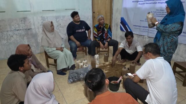 Tim dosen Unsoed dampingi Kelompok Petani Jamur Berkah Nurmushroom di Desa Mulyasari (foto: Humas Unsoed)