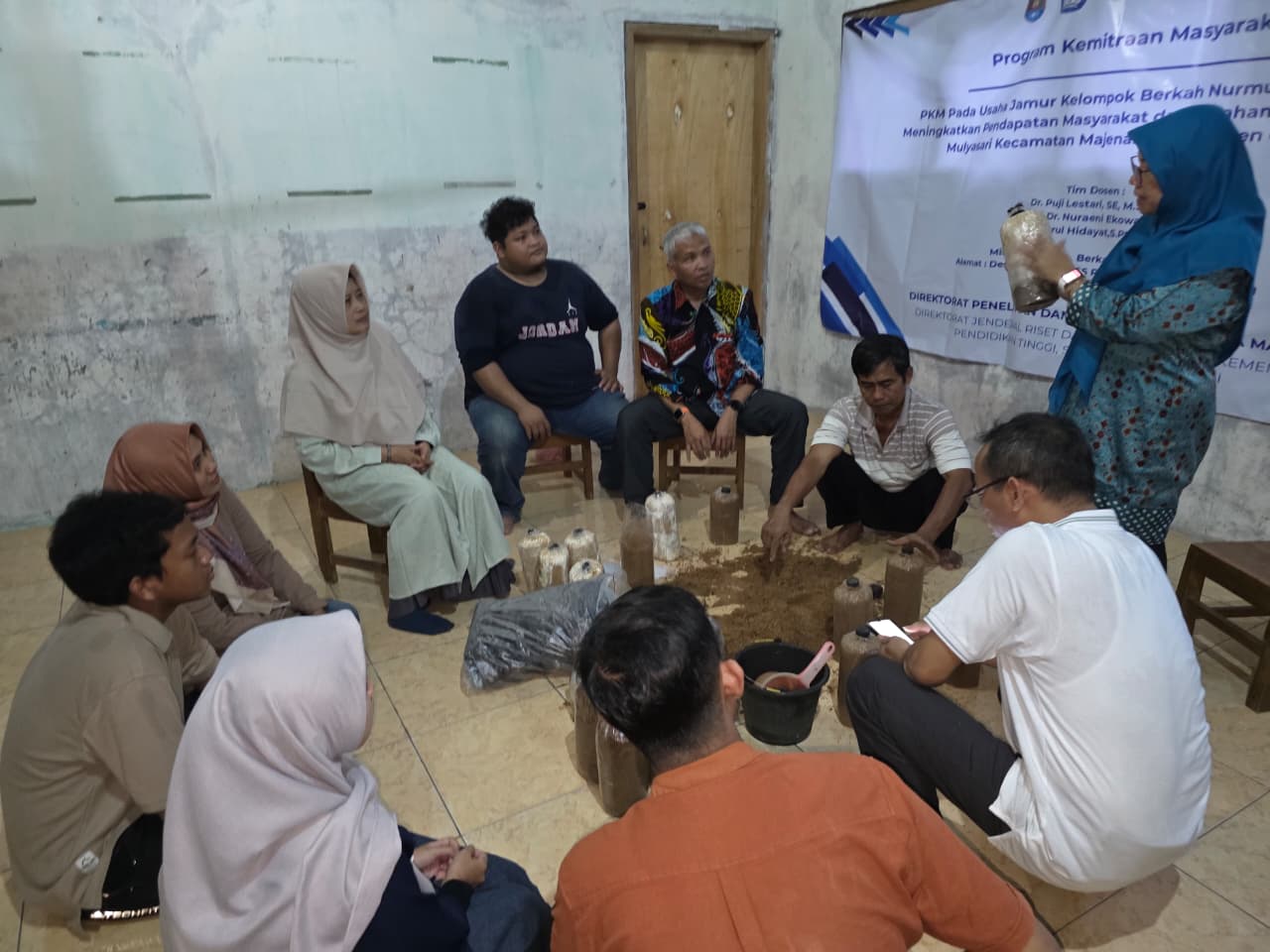 Tim dosen Unsoed dampingi Kelompok Petani Jamur Berkah Nurmushroom di Desa Mulyasari (foto: Humas Unsoed)