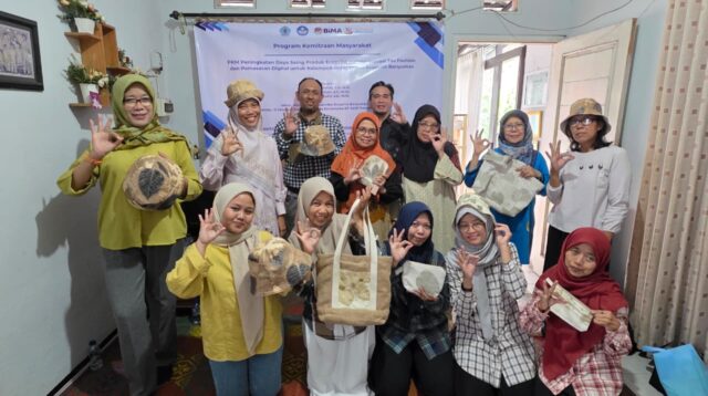 Tim PKM Unsoed dampingi kelompok Ecoprint (foto: Humas Unsoed)