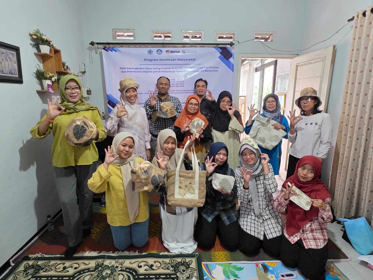 Tim PKM Unsoed dampingi kelompok Ecoprint (foto: Humas Unsoed)