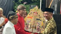 Ketua DPRD Jateng Sumanto dinobatkan sebagai Bapaknya Wayang Kabupaten Karanganyar Ketua DPRD Jateng Sumanto dinobatkan sebagai Bapaknya Wayang Kabupaten Karanganyar