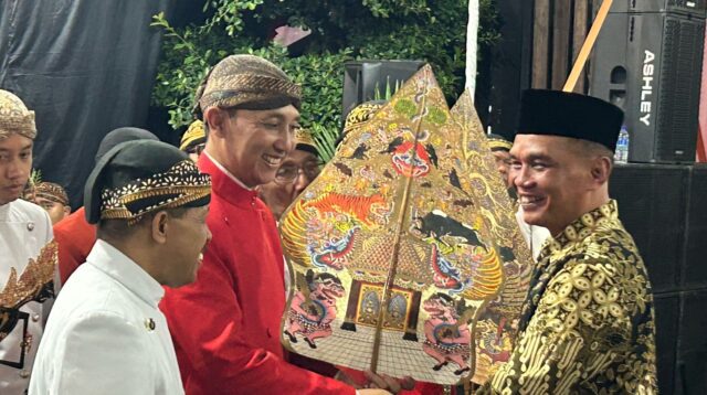 Ketua DPRD Jateng Sumanto dinobatkan sebagai Bapaknya Wayang Kabupaten Karanganyar