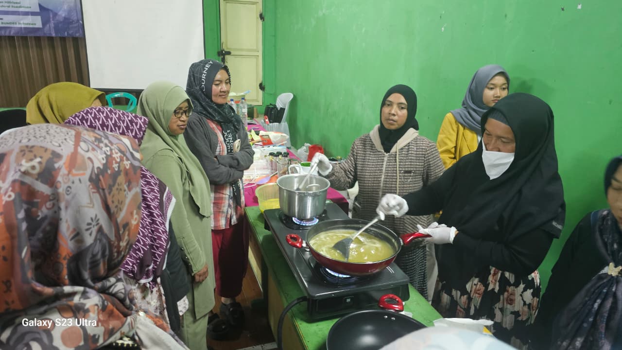 LPPM Unsoed dampingi masyarakat olah carica dengan pendekatan zero waste (foto: Humas Unsoed)