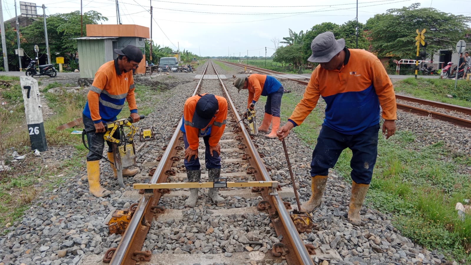 KAI DAOP 4 Semarang lakukan perbaikan geometri rel di perlintasan kereta api. (matasemarang.com/Lia Dina)