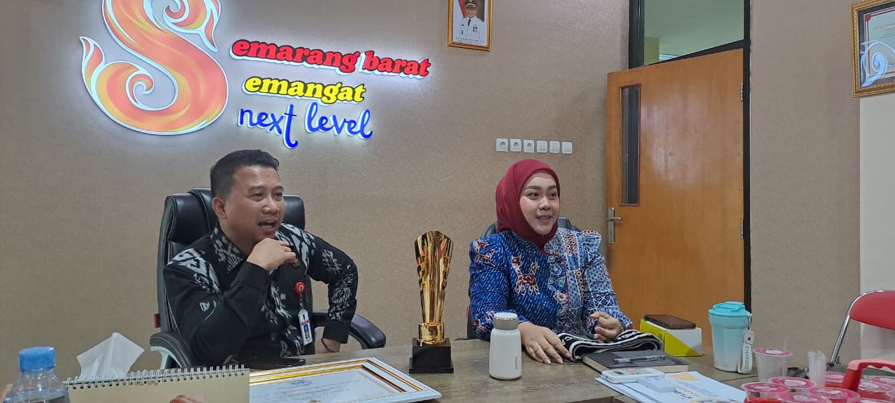 Bunda PAUD bersama Camat Semarang Barat. (matasemarang.com/Lia Dina) Bunda PAUD bersama Camat Semarang Barat. (matasemarang.com/Lia Dina)