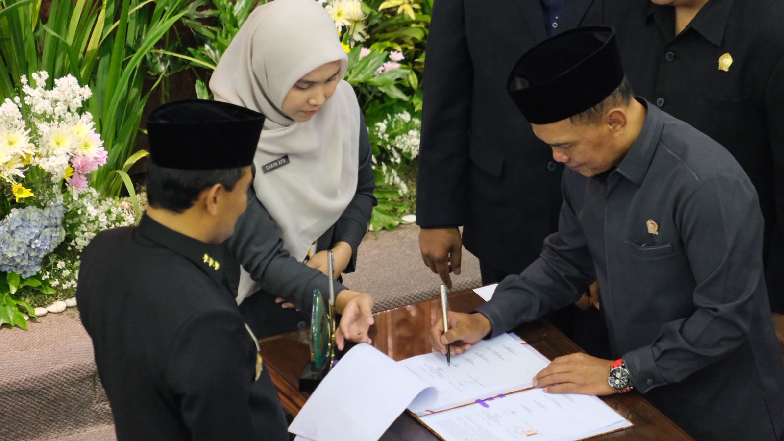 Ketua DPRD Jateng Sumanto saat rapat paripurna di Gedung Berlian, Kota Semarang, Kamis 20 November 2025