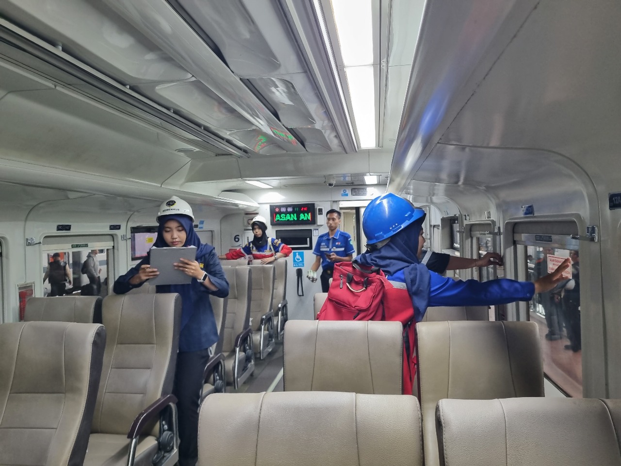 KAI Daop 4 Semarang lakukan pengecekan sarana jelang masa libur Nataru. (matasemarang.com/Lia Dina) KAI Daop 4 Semarang lakukan pengecekan sarana jelang masa libur Nataru. (matasemarang.com/Lia Dina)