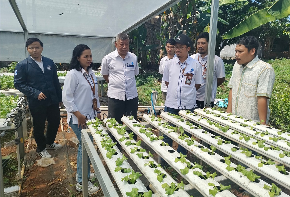 Tim Polines pasang alat pendingin air di Kebun Hidroponik Gunungpati (foto: Polines)