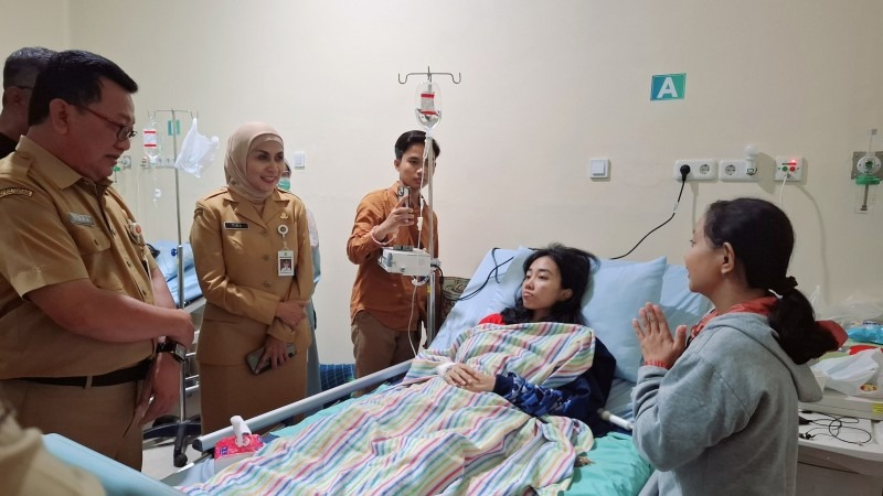 Bupati Kendal Dyah Kartika Permanasari meninjau kondisi anak yang menemani jenazah ibunya (foto: Pemkab Kendal)