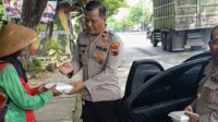 Kapolsek Tugu Kompol Fajar Widiyanto membagikan nasi kotak dalam rangka Jumat Berkah (foto: Polsek Tugu) Kapolsek Tugu Kompol Fajar Widiyanto membagikan nasi kotak dalam rangka Jumat Berkah (foto: Polsek Tugu)