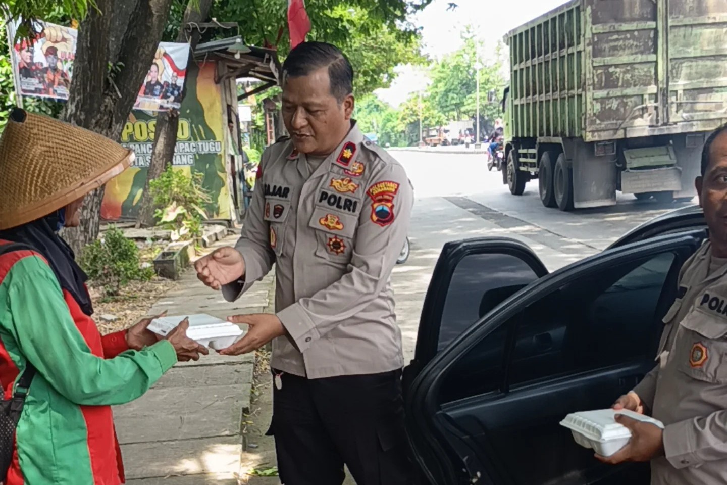 Kapolsek Tugu Kompol Fajar Widiyanto membagikan nasi kotak dalam rangka Jumat Berkah (foto: Polsek Tugu) Kapolsek Tugu Kompol Fajar Widiyanto membagikan nasi kotak dalam rangka Jumat Berkah (foto: Polsek Tugu)